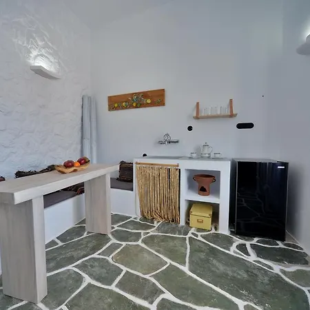 Amo Folegandros Karavostasis (Folegandros)