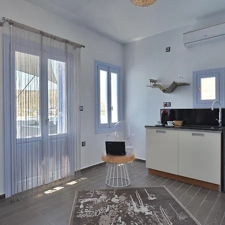 Amo Folegandros Karavostasis (Folegandros)