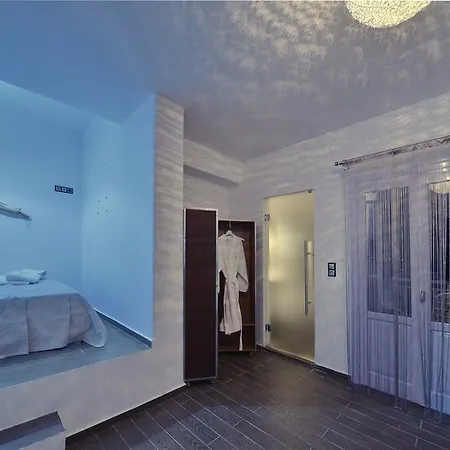 Amo Folegandros * Karavostasis (Folegandros)