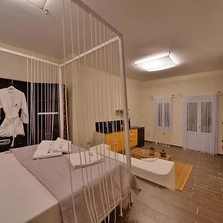 Amo Folegandros Karavostasis (Folegandros)