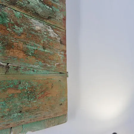 Amo Folegandros Karavostasis (Folegandros)