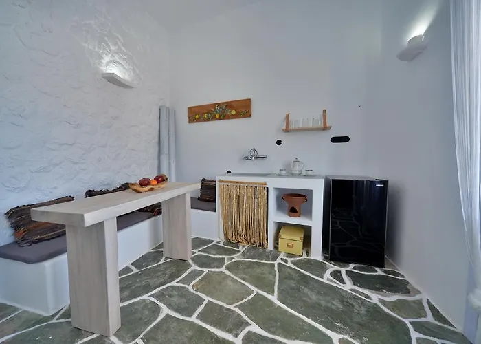 Amo Folegandros Karavostasis (Folegandros)