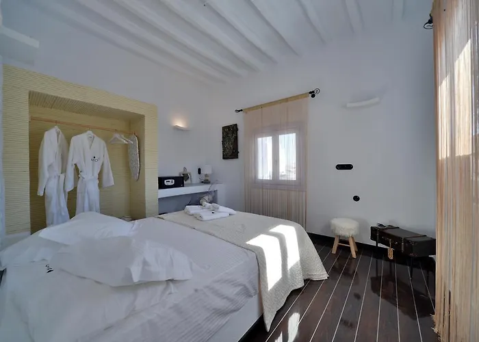 Amo Folegandros * Karavostasis (Folegandros)