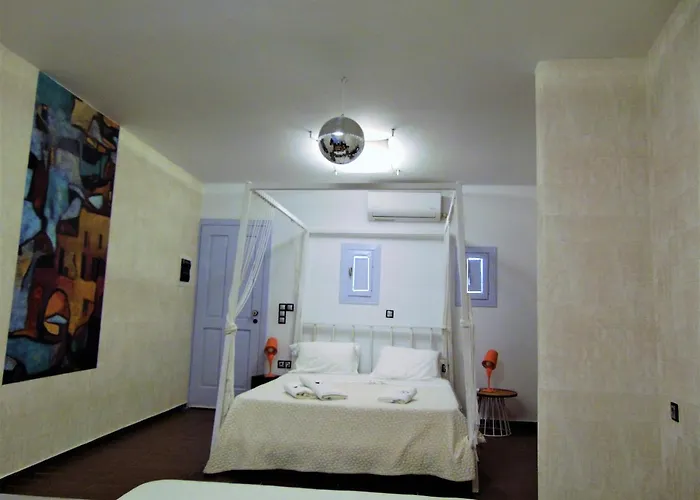 Amo Folegandros Karavostasis (Folegandros)